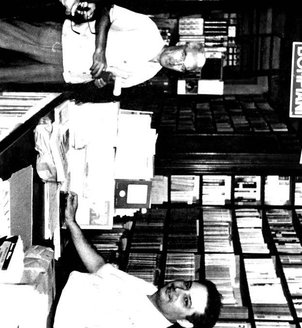 Rosario Mascali con cliente nel 1950