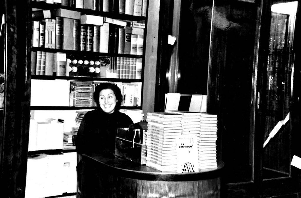 Tina Balestri Mascali alla cassa nel 1954